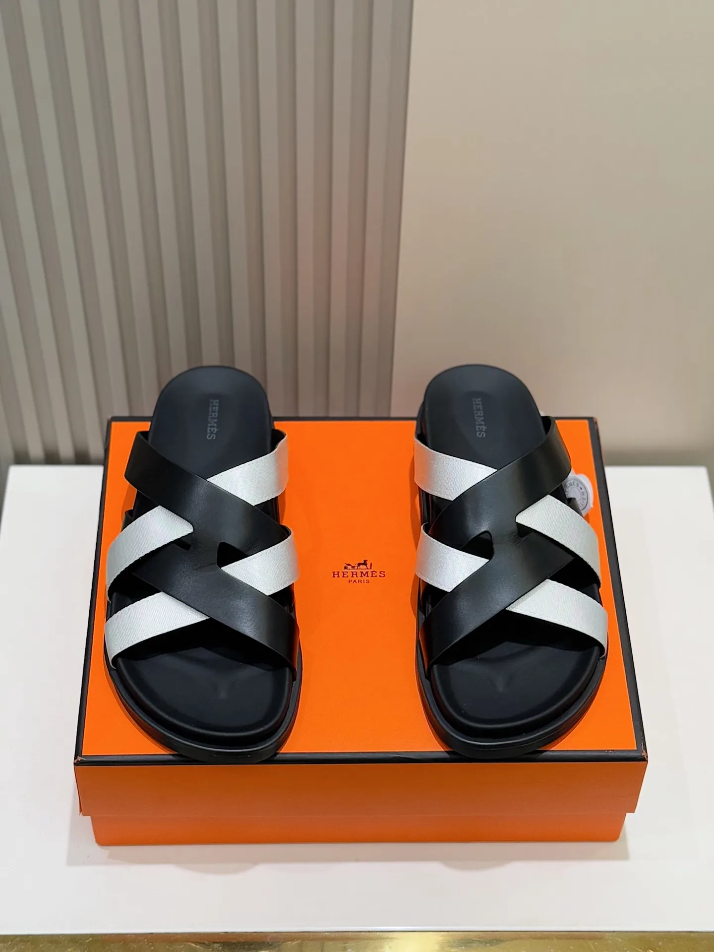 p300💰Men's Shoes Hermes Men's Kazimir Slippers - Top quality woven calfskin functional sandals with an intertwined upper inspired by the "H" iconic pattern to create a casual look, perfect for summer. Imported cowhide + cowhide lining + rubber outsole Size: 39-44 (customized at 38.45.46)